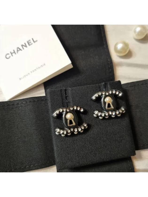 22C CC logo lock cubic pearl earrings AB7605