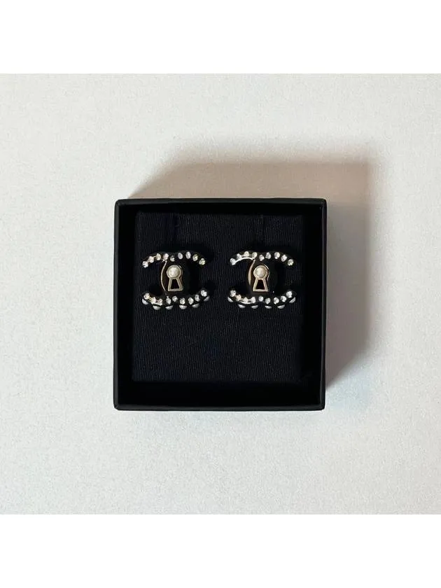 22C CC logo lock cubic pearl earrings AB7605